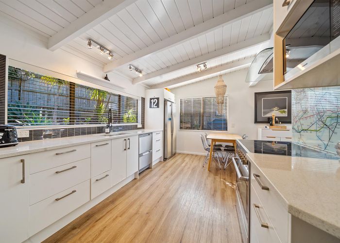  at 2/31 Kiteroa Terrace, Rothesay Bay, Auckland