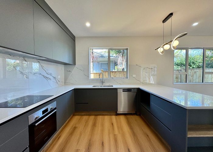  at 2/118 Pigeon Mountain Road, Half Moon Bay, Manukau City, Auckland