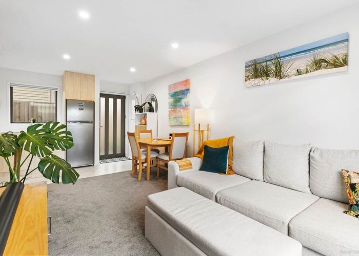  at 4/7 Flanshaw Road, Te Atatu South, Waitakere City, Auckland