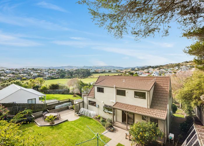  at 34 Albatross Close, Whitby, Porirua