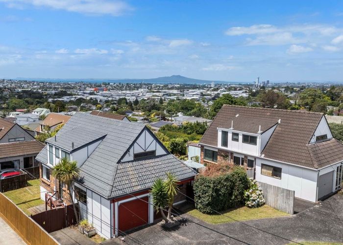  at 1/11 Hall Road, Glenfield, Auckland