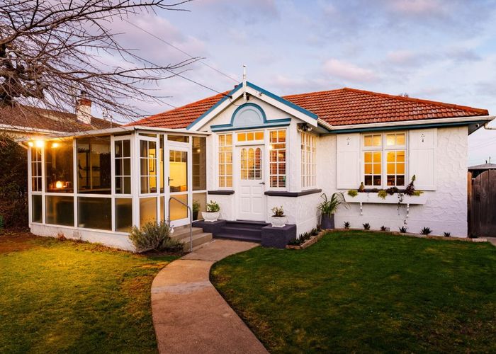  at 19 Mornington Road, Balaclava, Dunedin