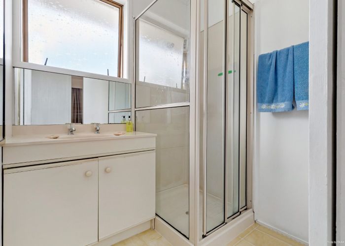  at 2/5 Pine Ridge Tce, Hauraki, North Shore City, Auckland