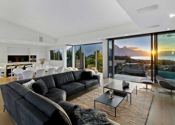  at 9 Garland Terrace, Kelvin Heights, Queenstown