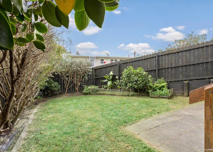  at 3/19 Corrella Road, Belmont, Auckland