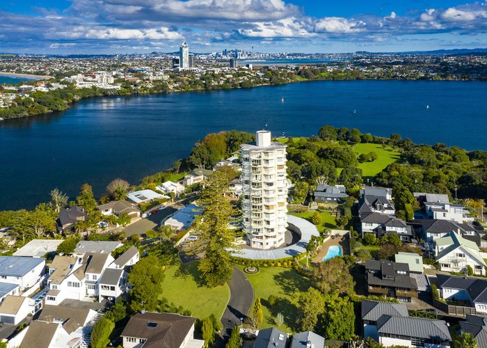  at 4/90 Kitchener Road, Milford, Auckland