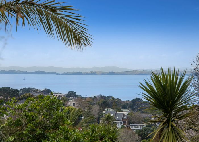  at 2/433A East Coast Road, Mairangi Bay, North Shore City, Auckland