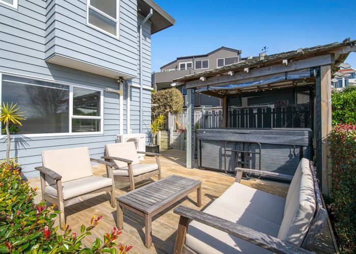  at 2/76 Knights Road, Rothesay Bay, Auckland