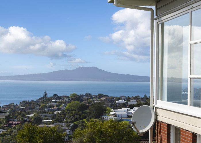  at 2 Shearwater Rise, Rothesay Bay, North Shore City, Auckland