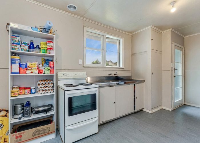  at 21 Farnborough Crescent, Mangere, Auckland