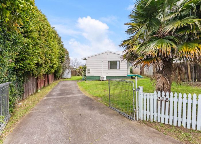  at 2/32 Maplesden Drive, Clendon Park, Manukau City, Auckland
