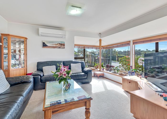  at 2/17 Harrybrook Road, Green Bay, Auckland