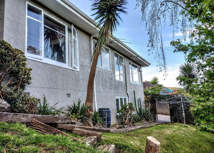  at 2 Fairmount Road, Titirangi, Auckland