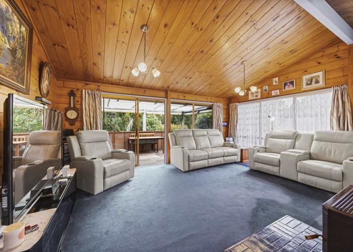  at 19 Tane Road, Laingholm, Waitakere City, Auckland