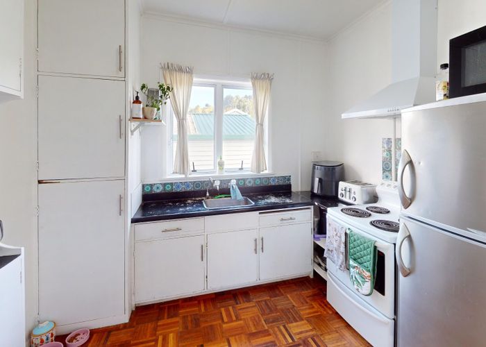  at 11 Roberts Avenue, Aramoho, Whanganui, Manawatu / Whanganui