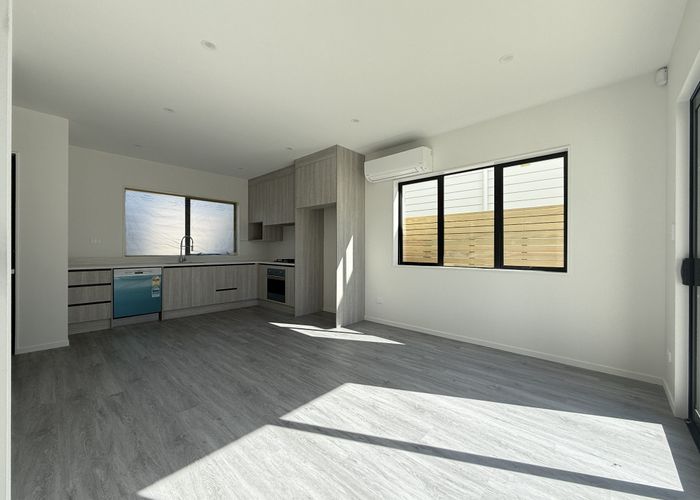 at 2/33 Garadice Rd, Rothesay Bay, North Shore City, Auckland