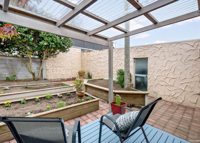  at 4/550 Glenfield Road, Glenfield, Auckland