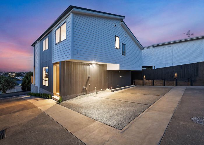  at 2/31 Braemar Road, Rothesay Bay, North Shore City, Auckland