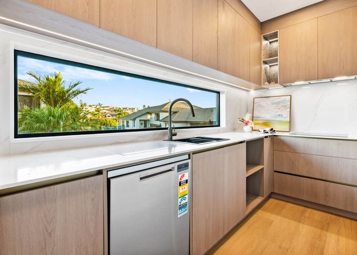  at 2/90 Picasso Drive, West Harbour, Waitakere City, Auckland