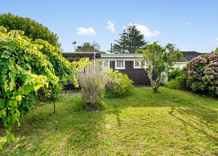  at 42 Kawiti Avenue, Point England, Auckland