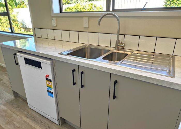  at 2/4 Rachael Place, Farm Cove, Manukau City, Auckland