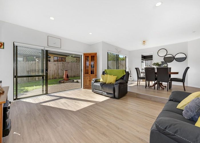  at 2/4 Dromora Close, Dannemora, Manukau City, Auckland