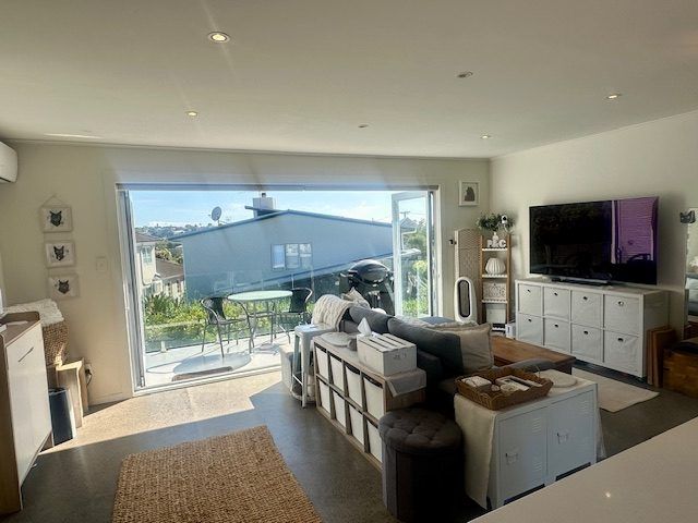  at 4/133 Shakespeare Road, Milford, North Shore City, Auckland