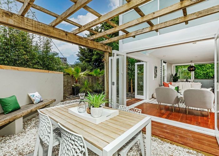  at 2/22 Rangatira Road, Birkenhead, Auckland