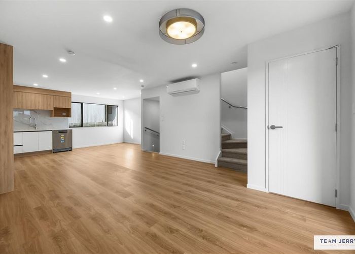  at Lot 5, 6 Woodhouse Place, West Harbour, Waitakere City, Auckland