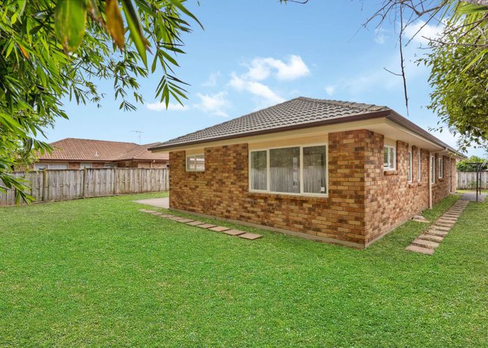  at 76 Summerland Drive, Henderson, Auckland