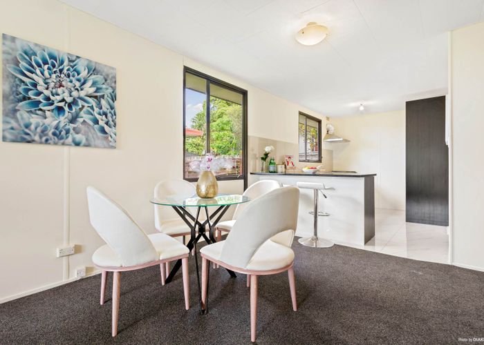  at 2/80 Parrs Cross Road, Henderson, Auckland