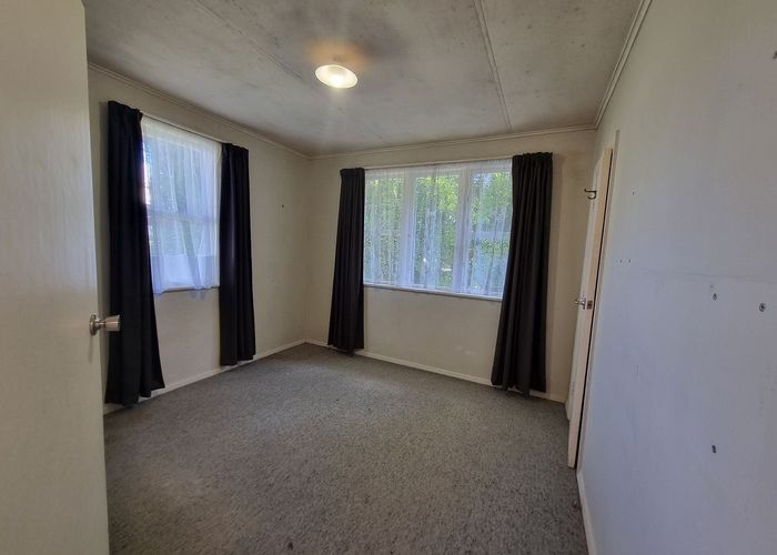  at 9 Mavis Place, Beach Haven, Auckland