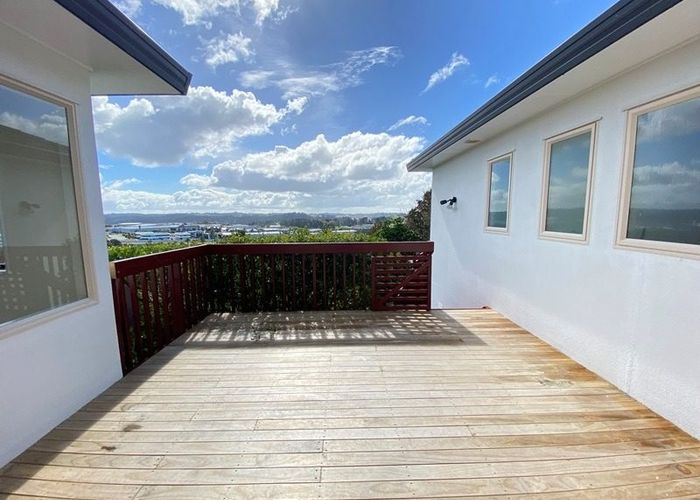  at 8 Canary Place, Unsworth Heights, North Shore City, Auckland