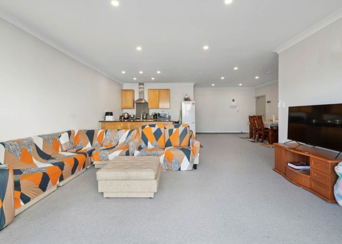  at 203-2 Gracechurch Drive, Flat Bush, Manukau City, Auckland