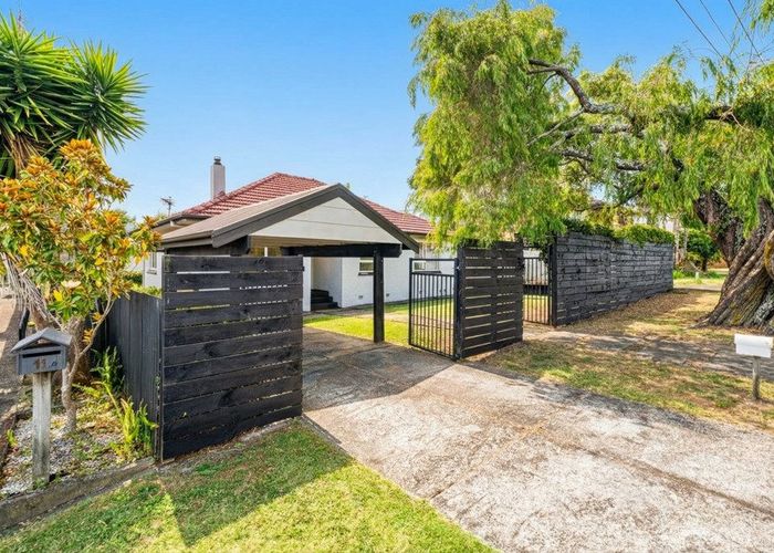  at 1/9 Corrella Road,, Belmont, North Shore City, Auckland