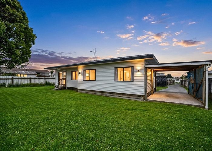  at 2/5 Solveig Place, Randwick Park, Manukau City, Auckland