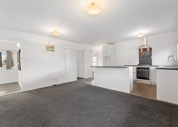  at 4/304 Great North Road, Henderson, Waitakere City, Auckland