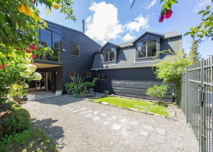  at 5 Brabant Road, Waiatarua, Waitakere City, Auckland