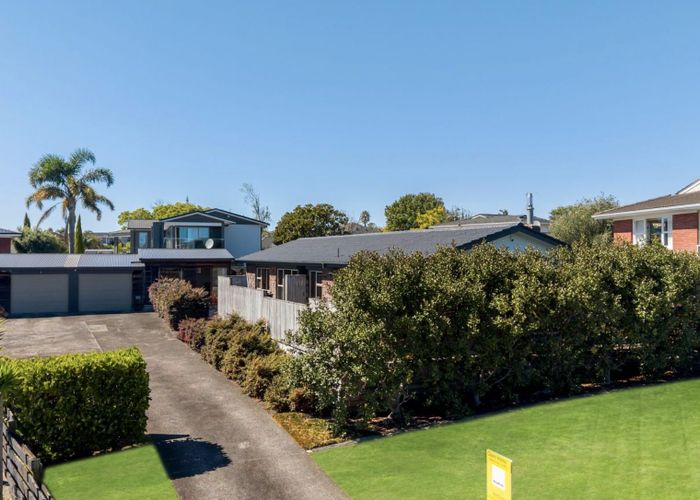  at 6 Fielding Crescent, Farm Cove, Auckland