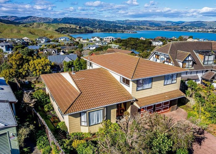  at 8 Tregony Place, Camborne, Porirua