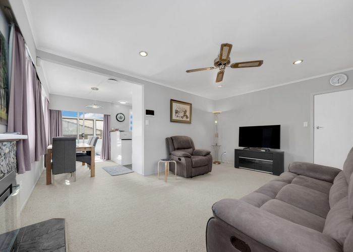  at 102 Edgewater Drive, Pakuranga, Auckland