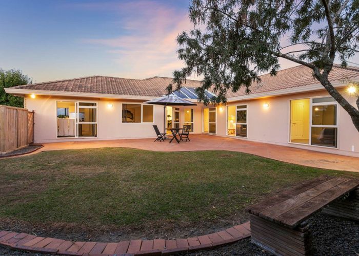  at 14 Summerland Drive, Henderson, Auckland