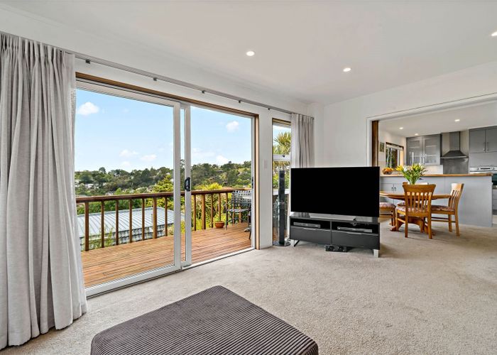  at 2/4 Helvetia Drive, Browns Bay, Auckland