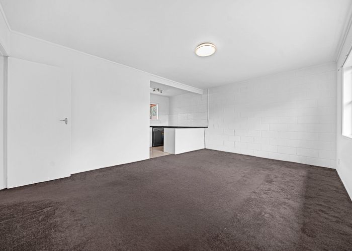  at 2/94 Chivalry Road, Glenfield, North Shore City, Auckland