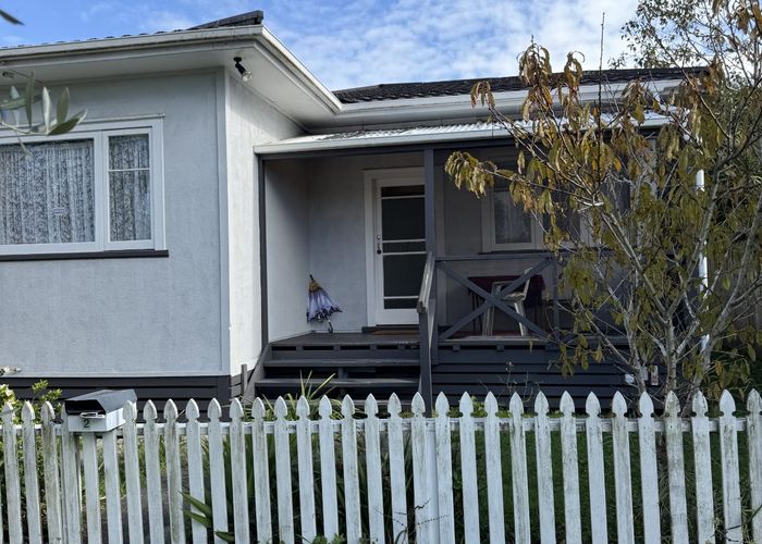  at 2 Riverpark Crescent, Henderson, Waitakere City, Auckland