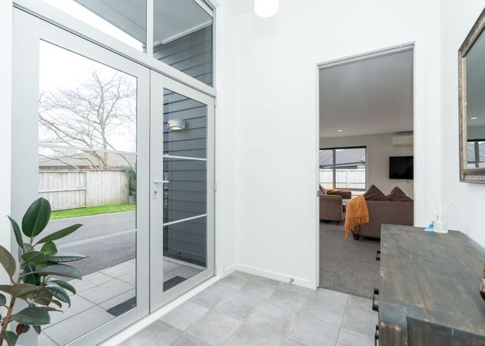  at 9 Ravenscourt Place, Huntington, Hamilton