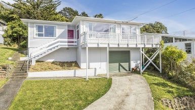  at 7 Alwyn Place, Newlands, Wellington