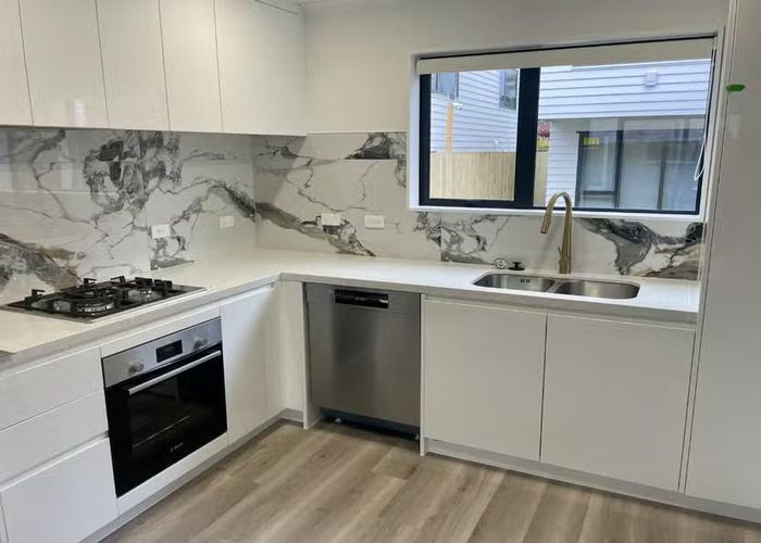  at 4/100 Seymour Road, Sunnyvale, Waitakere City, Auckland