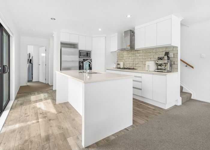  at 6 Braedan Lane, Huntington, Hamilton