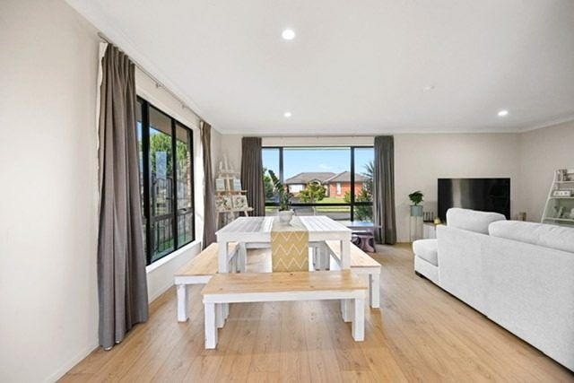  at 4 Azure Place, Huntington, Hamilton